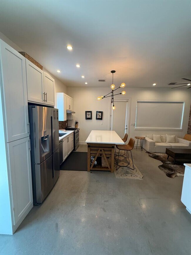 Photo - 905 W Johanna St Unidad B