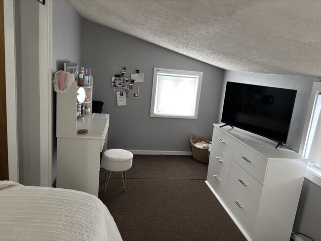 Building Photo - 6 Forest Pl Unit Rear