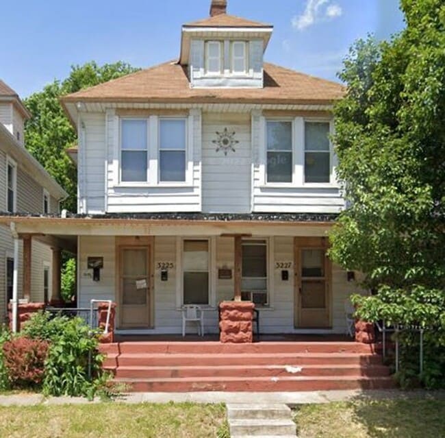 Building Photo - 3225-3227 E 3rd St Unit 3227B