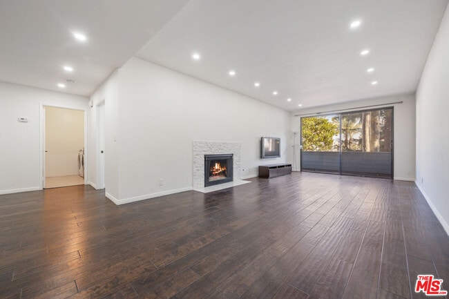 Photo - 310 Tahiti Way Unidad 203