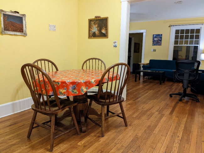 Photo - 28 Ravenscroft Dr