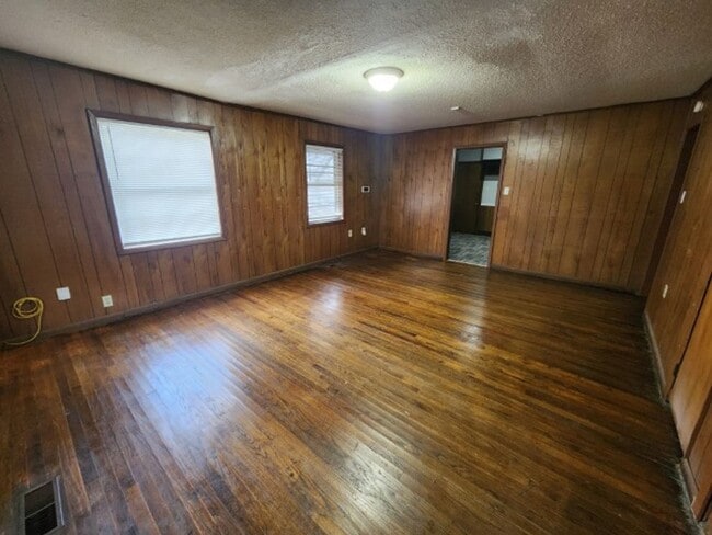 Photo - 813 W 37th St