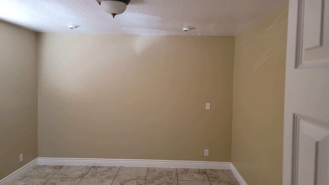 Photo - 407 E 400 S