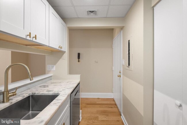 Building Photo - 1716 Wallace St Unit 202