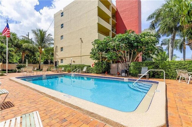 Photo - 2400 NE 10th St