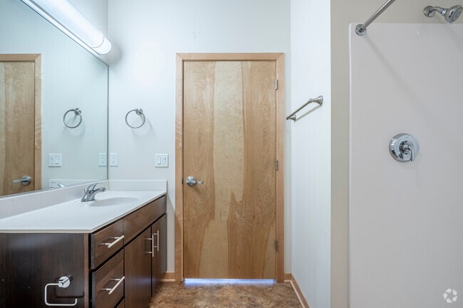 2BR, 2BA - 1160SF - Bathroom