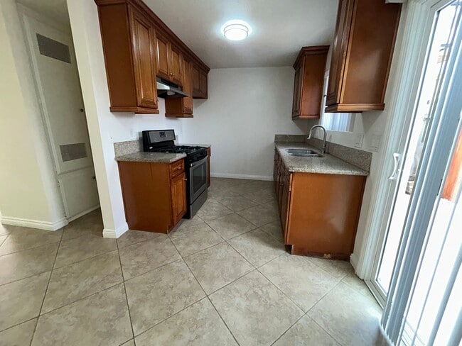 Photo - Spacious 2bed 1.5bath Apartment for Rent in Huntington Beach