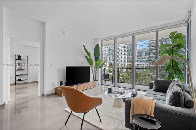 Building Photo - 88 SW 7th St Unit 809 Rental