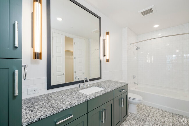 2BR, 2BA - 1,063SF - Main Bathroom