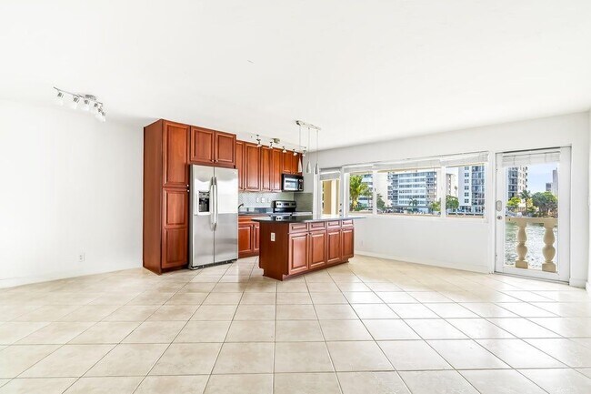 2895 NE 32nd St Unit 207