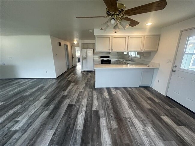 Photo - 209 E 3rd St Unidad 405 Shuksan Way