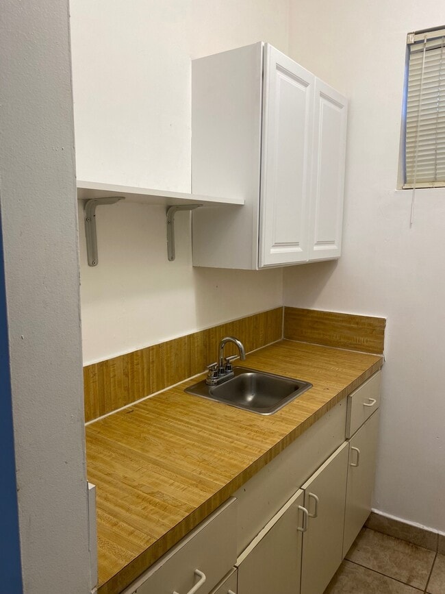 Building Photo - 7131 SW 13th Ter Unit House Studio