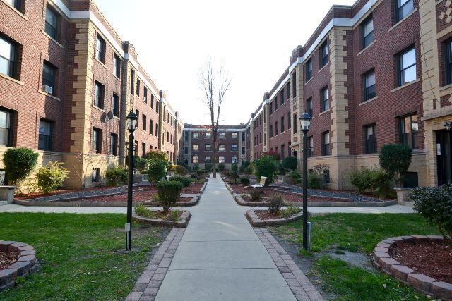 Building Photo - 830 W Waveland Ave