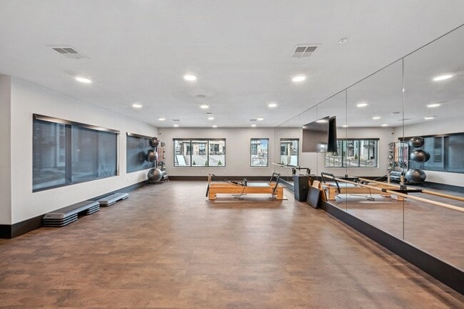 Sala de Yoga y Pilates: Espacio exclusivo para residentes dedicado al fitness, para practicar yoga, estiramientos, ejercicios de movilidad y entrenamientos de bajo impacto.