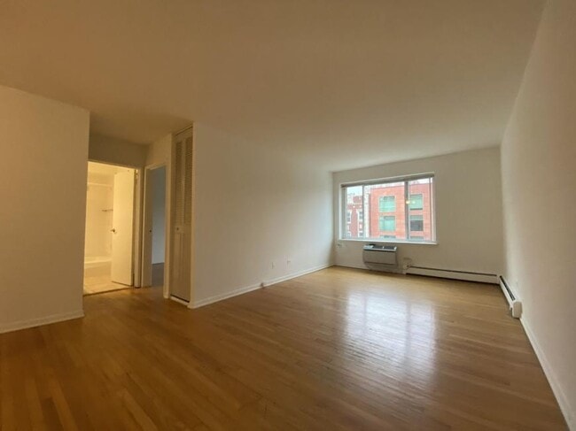 Building Photo - 1 bedroom in Chicago IL 60657 Unit 307