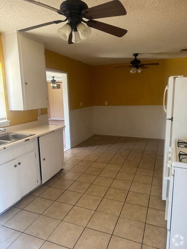 Building Photo - 2 Bedrooms, 1 Bathroom Rental