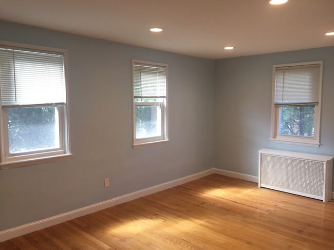 Living room with dining room combo - 51 Newman Rd Unidad 3 Rental
