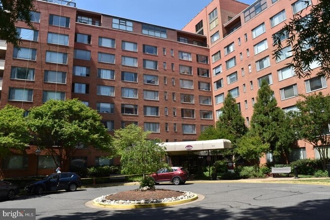 Building Photo - 1111 Arlington Blvd Unit 825