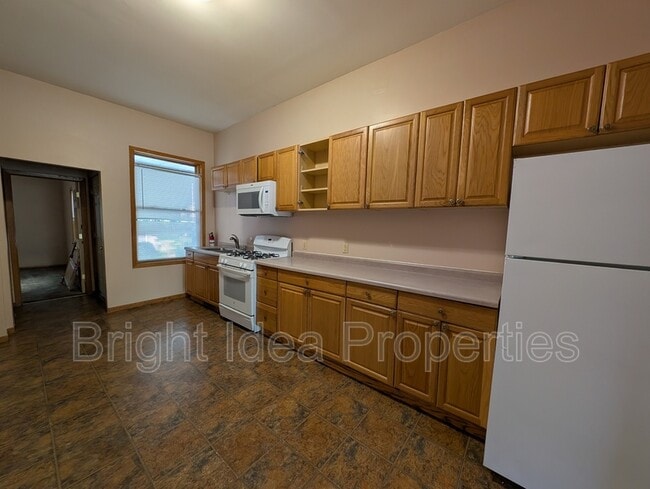 Photo - 863 Clark St N