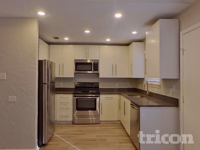 Photo - 837 Globe Ave