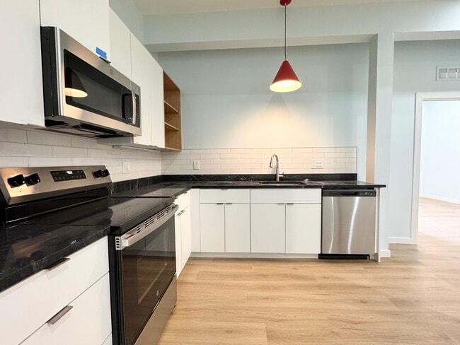 Building Photo - 517 Gillis St Unit 202