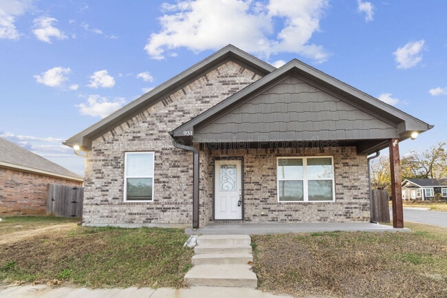 Building Photo - 931 N Barrett Ave