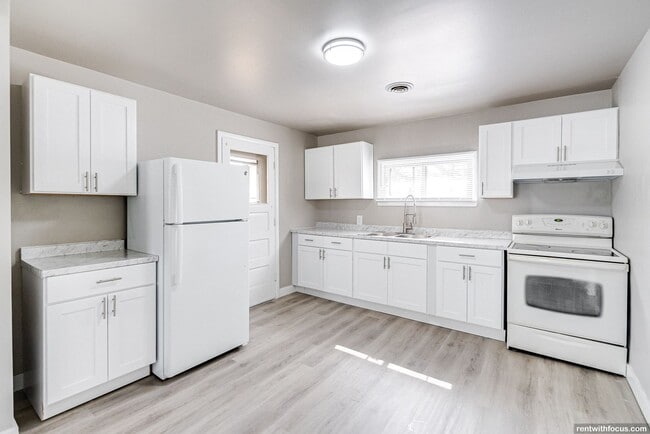 Building Photo - 1001 Main Ave Unit 1001 1/2