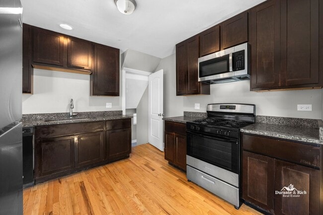 Photo - Perfect Single Family Home in Evergreen Park