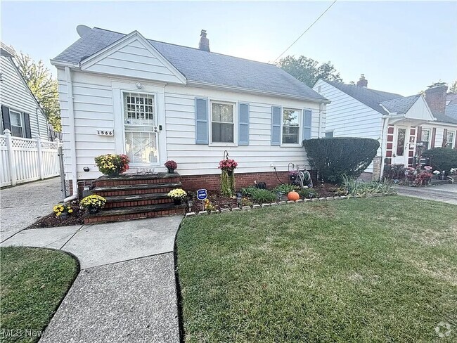 Building Photo - Charming 3 bedroom and 1.5 bathroom house ...