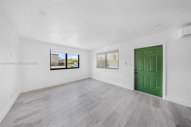 Building Photo - 920 NW 8th Ave Unit 1