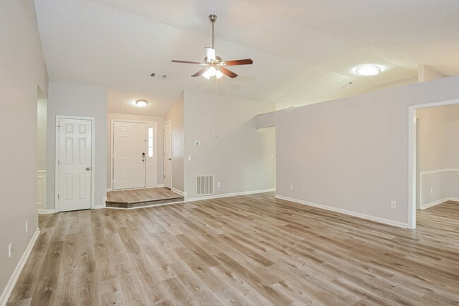 Photo - 110 River Oaks Dr