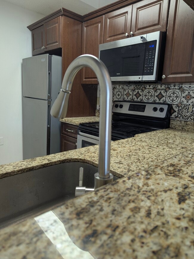 Building Photo - 18203 Glenmoor Dr Unit 18203 Glenmoor Dr Rental