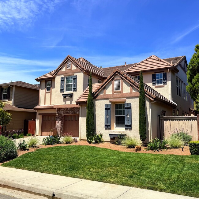 Building Photo - 60 Laurelwood Dr