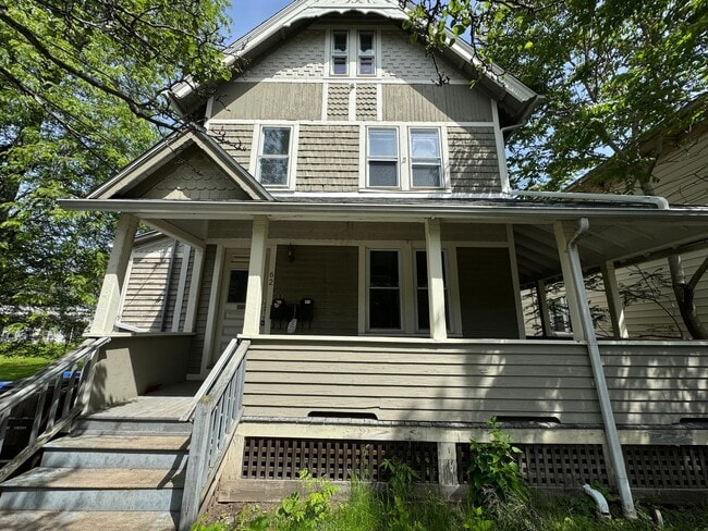2nd Floor 1 Bedroom Apartment with Bonus Room - 2nd Floor 1 Bedroom Apartment with Bonus Room
