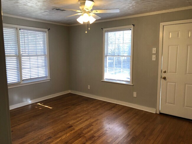 Living room - 1 - 2000 Young Ave Unit 2000 R