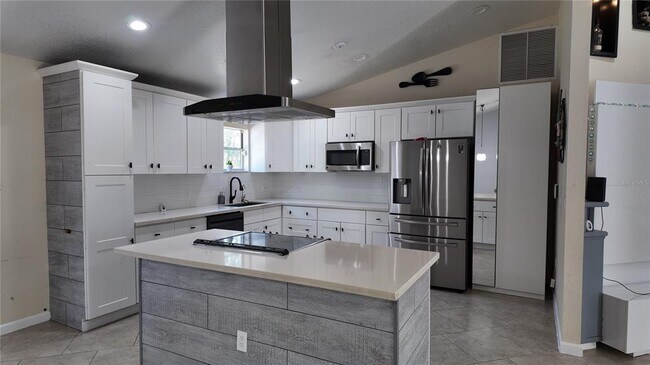 Photo - 3368 Blossom St