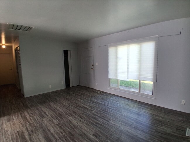 Photo - 1001 Koehn Dr