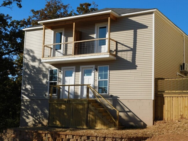 Building Photo - 621 Poplar St Unit B