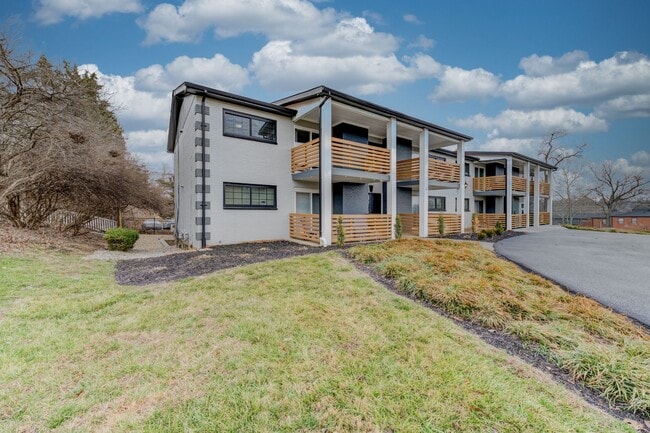 Building Photo - Heartwoods Manor Unit E