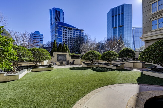 Photo - 3334 Peachtree Rd NE Unidad 302