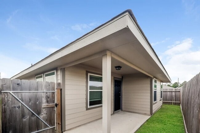 Photo - 17327 Cuthbert St