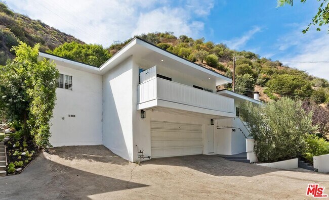 3493 Mandeville Canyon Rd