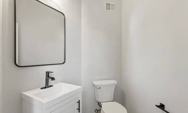 Photo - 1460 Pangbourne Way