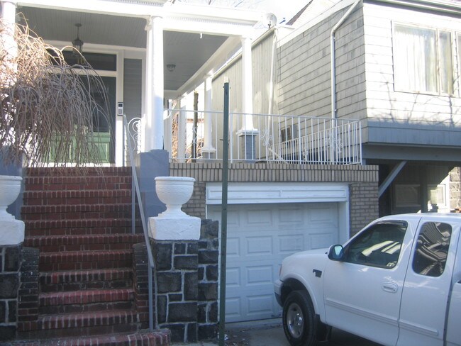main entrance - 16 46th St Apartments Unit 2