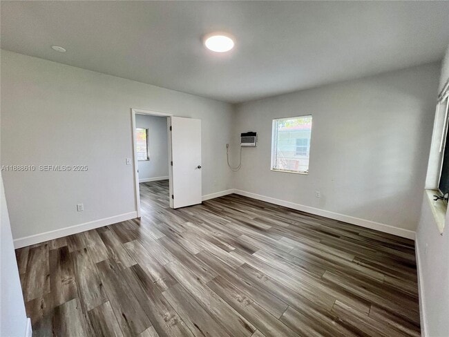 Building Photo - 962 NW 6th St Unit 2