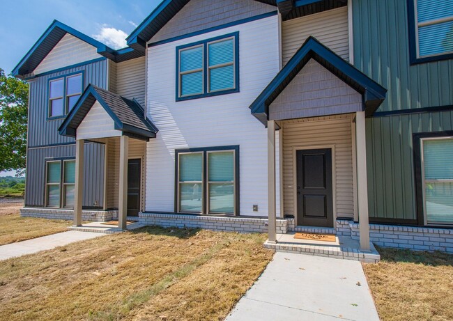 Building Photo - Available Now! Rental
