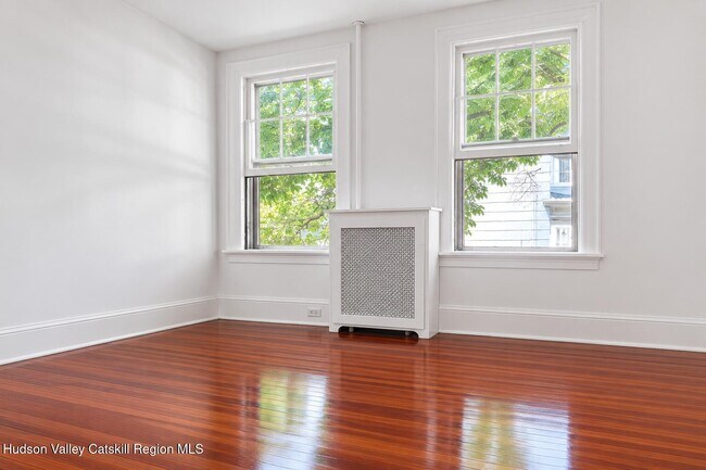 Photo - 823 Columbia St