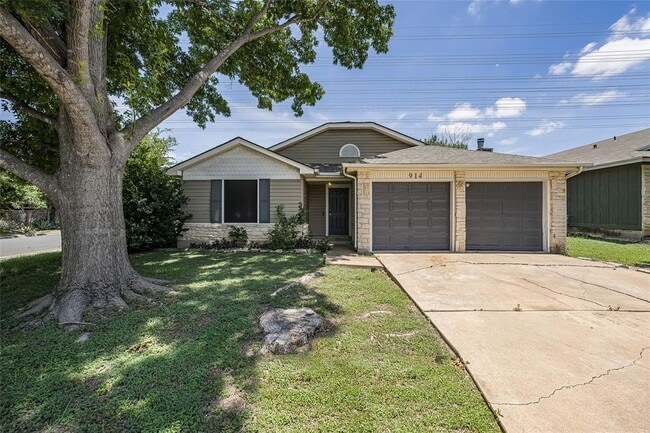 Photo - 914 Peggotty Pl House