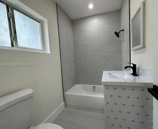 Photo - 1514 SW 6th St Unit 4