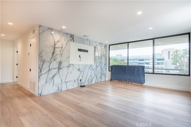 Photo - 121 S Hope St